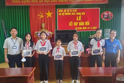 TẶNG MÁY TÍNH BẢNG THEO CHƯƠNG TRÌNH “SÓNG VÀ MÁY TÍNH CHO EM”
