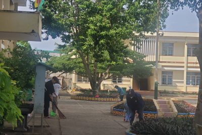 Hoc sinh tham gia dọn dẹp vệ sinh trường THCS Trung Hoà